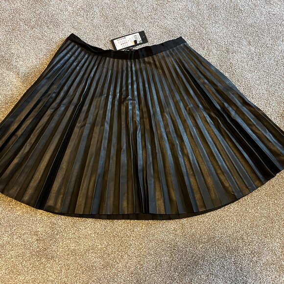 Vero Moda Pleated Mini Skirt - Picture 1 of 3